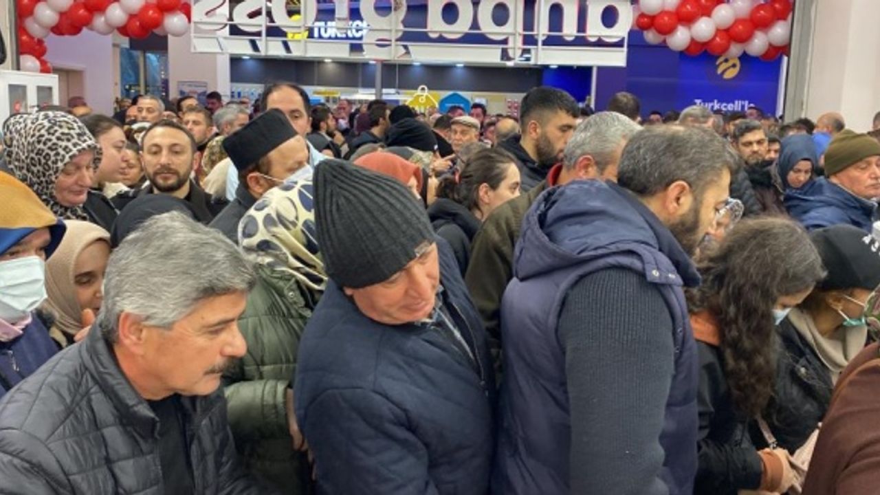 Zamlara boğulan vatandaş, ucuz ürüne hücum etti!