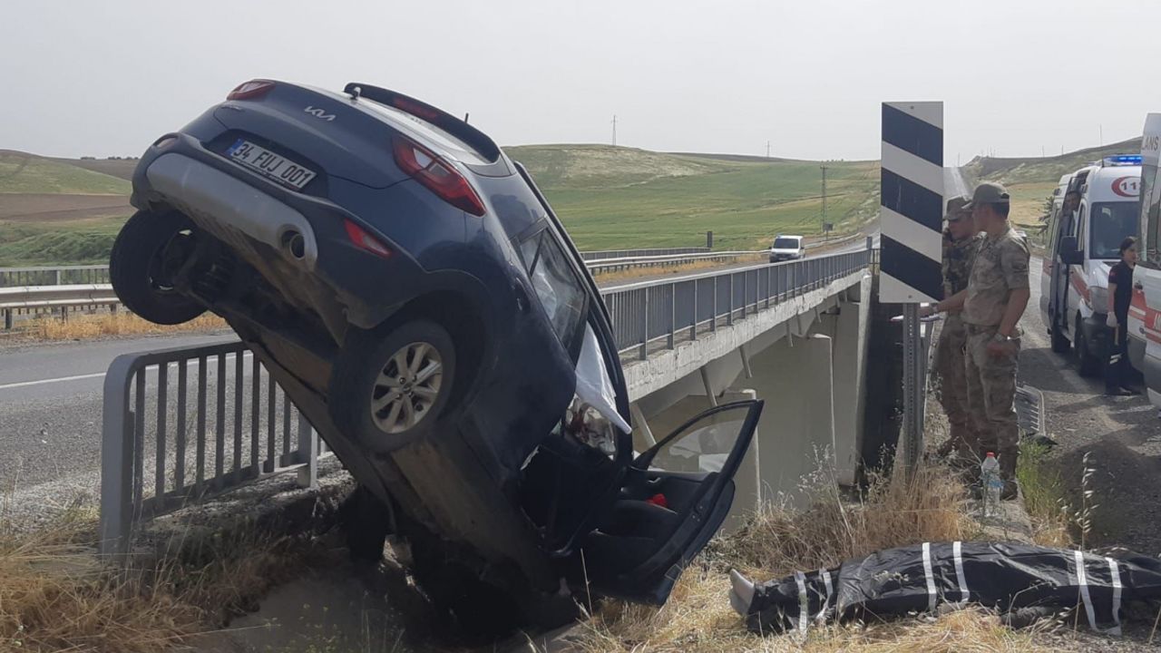 Korkunç kaza, köprü korkuluklarında asılı kaldı