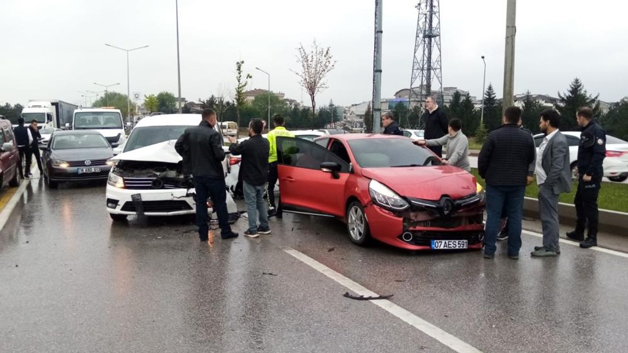 Bursa'da 7 araç bir birine girdi