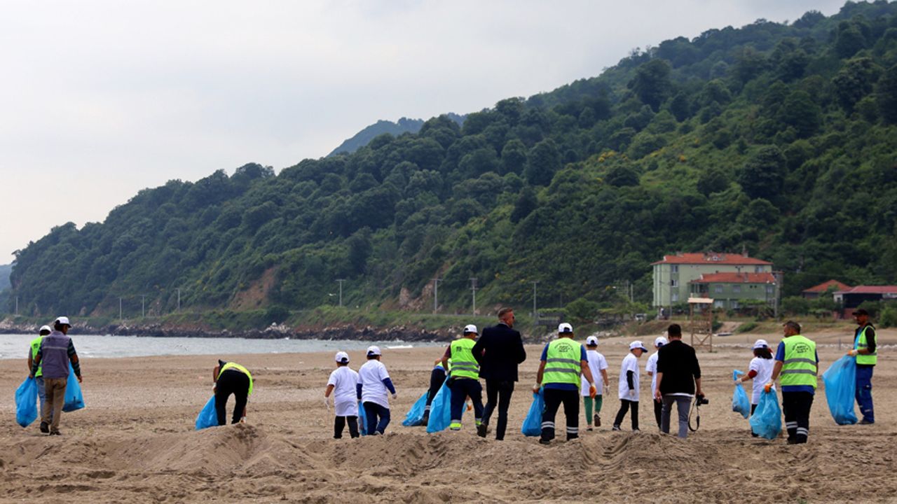 Çocuklar Bursa sahillerini temizledi