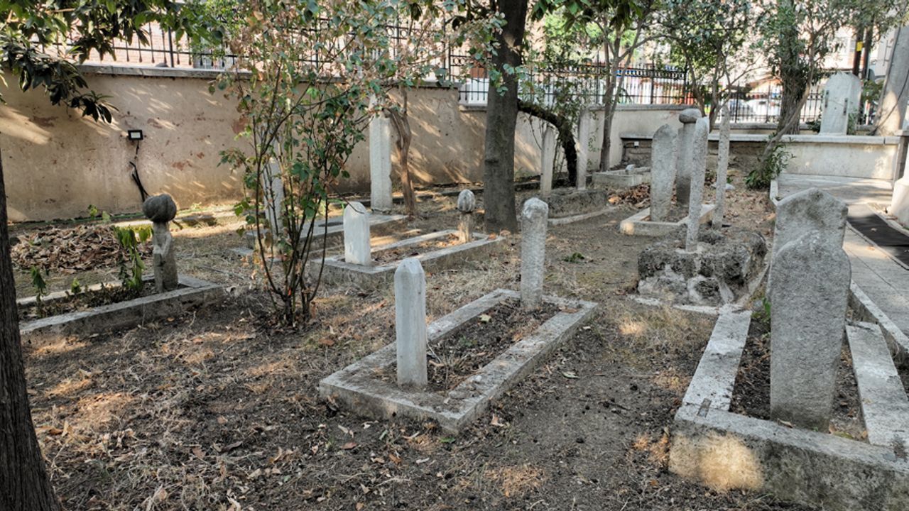 Bursa'daki Osmanlı mezarlarına torunları sahip çıkıyor