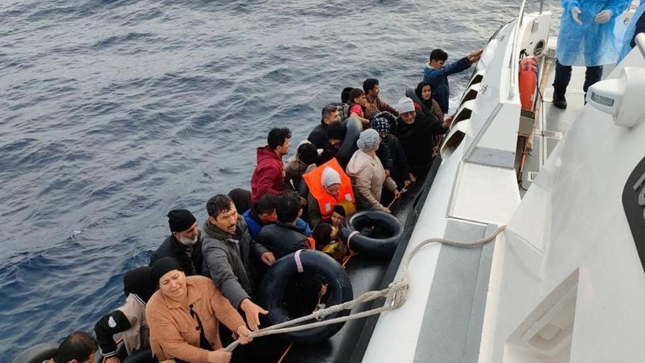 Yunanistan'a kaçmak isteyen göçmenlerin botu arızalandı...