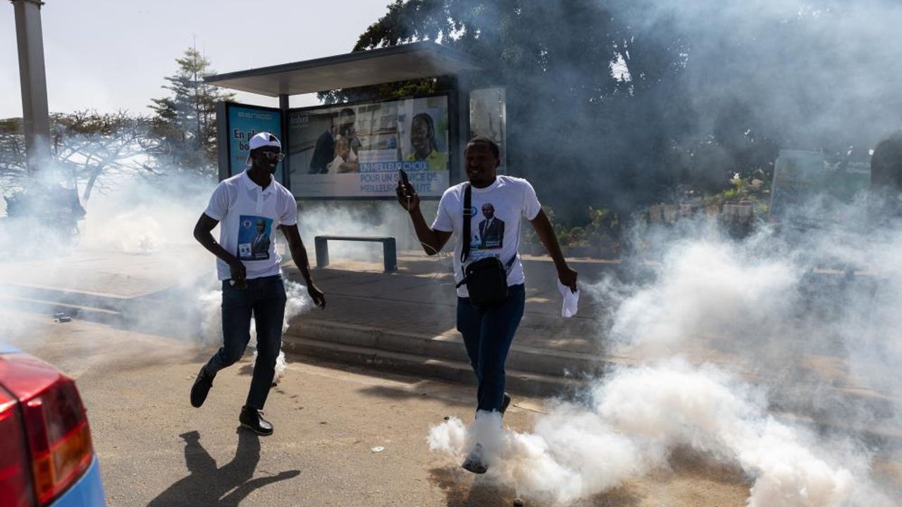 Senegal'de sokaklar karıştı, cumhurbaşkanı adayı gözaltına alındı