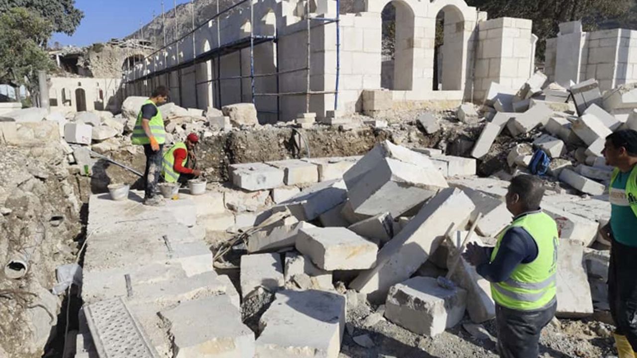 Depremde yerle bir olan Ulu Cami'de çalışmalar sürüyor