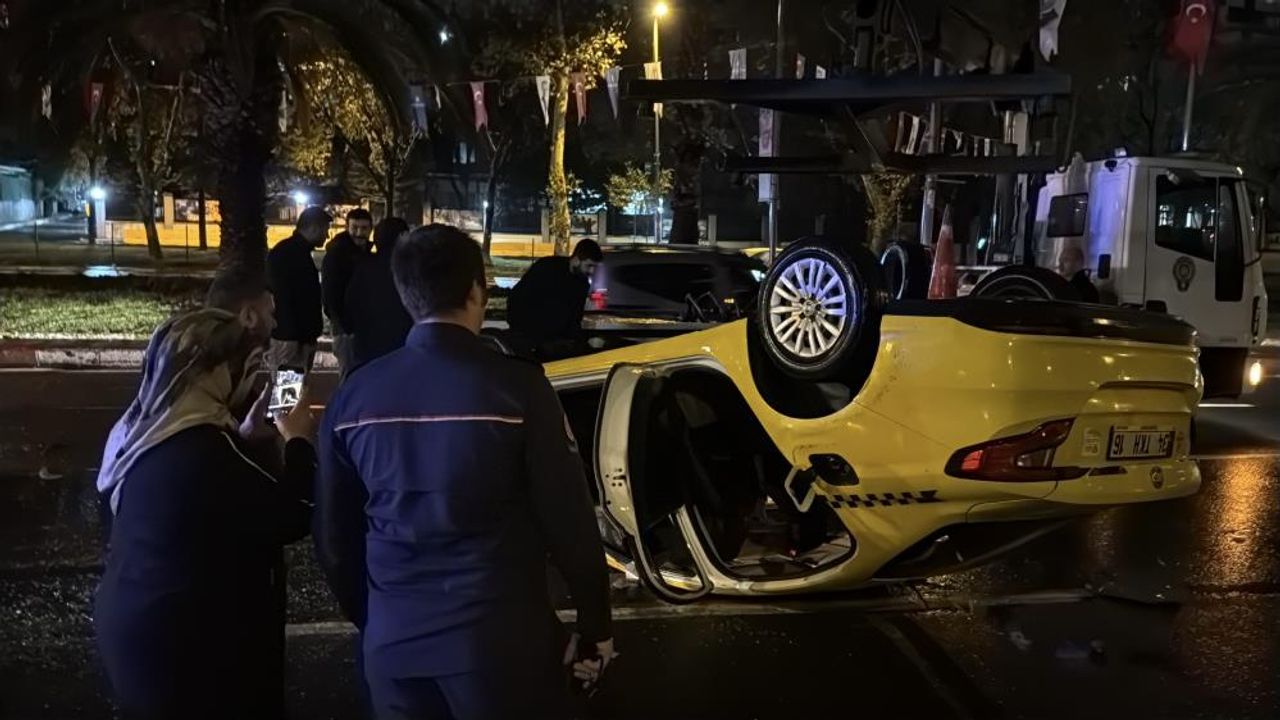 Yol çöktü, taksi ters döndü