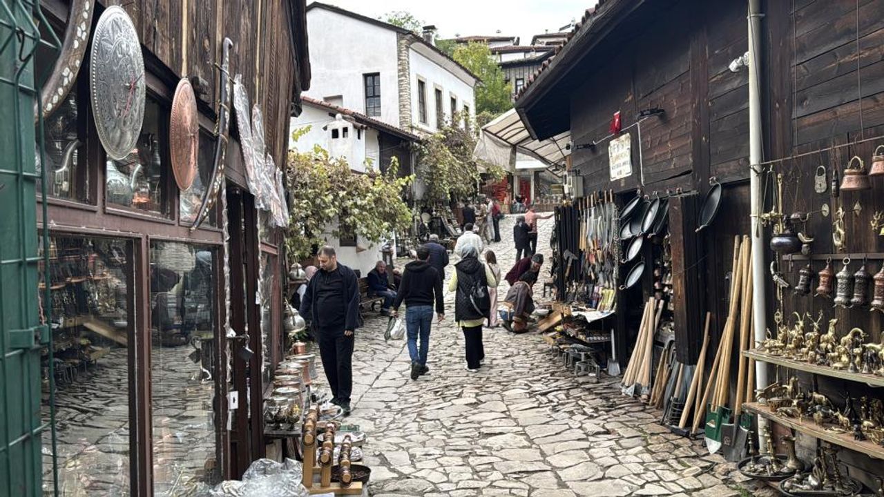 Tarihi ilçeye turistler akın ediyor