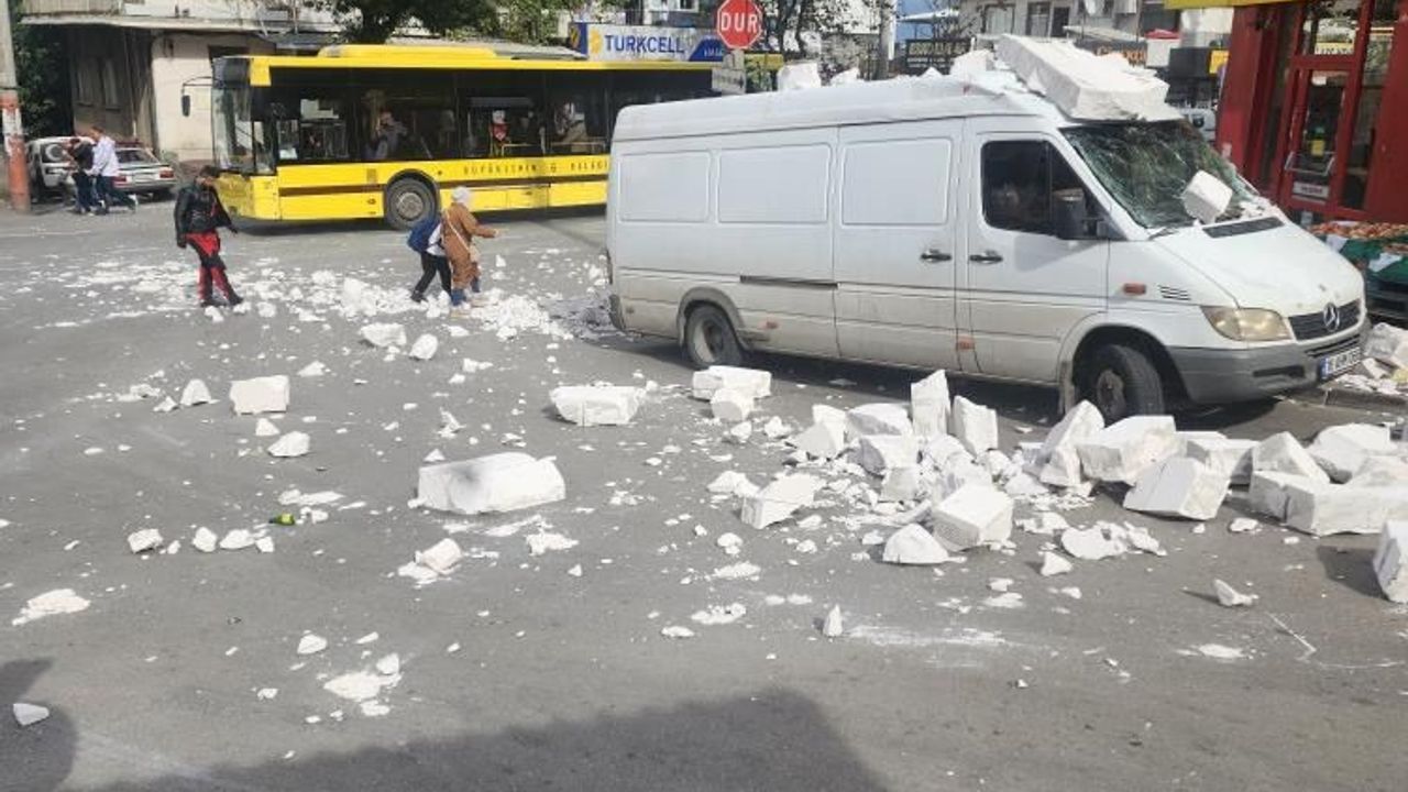 Lodos Bursa'da etkili oluyor, balkon duvarlarını savurdu, ağaçlar devrildi