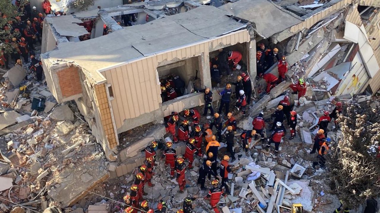 6 katlı bina çöktü, enkaz altında kalanlar var