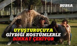 Giydiği kostümlerle Bursa'daki uyuşturucu kullanımına dikkat çekiyor