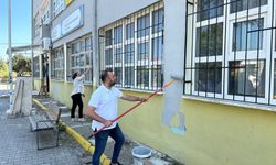 AK Partililer okulları boyuyor