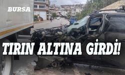 Bursa'da feci kaza, tırın altına girdi!