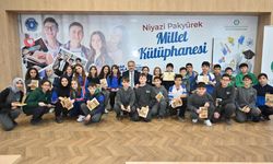 Bursa'da  kitap okuyan gençlere ödül