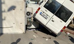 Bursa'da kamyonet ile minibüs çarpıştı, yaralılar var