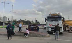Bursa'da otomobilin çarptığı tır refüje sürüklendi