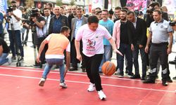 Bursa'da belediye başkanları gençlerle basketbol oynadı