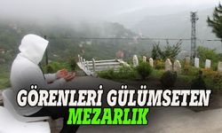 Mezarlıktaki tribün gülümsetiyor