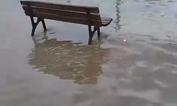 Bursa'da 5 dakika yağan yağmur yolları göle çevirdi