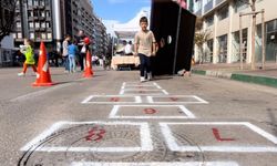 Atatürk Caddesi'nde seksek oynadılar, ip atladılar