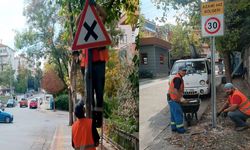 Osmangazi'de trafik levhaları güvenli hale getirildi