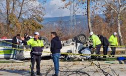 Bursa'da feci kaza, kamyonet ters döndü!