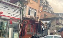 Balkon çöktü, araçlar altında kaldı