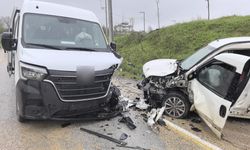 İşçileri taşıyan servis minibüsü kaza yaptı: 13 kişi yaralandı