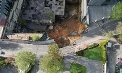 İstanbul'da yol çöktü, doğalgaz patladı!