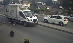 Caddeden geçmek isteyen kadın kamyonetin altında kaldı