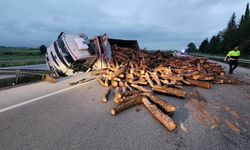 Bursa'da odun yüklü kamyon devrildi