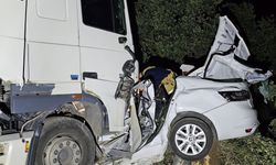 Bursa'da feci kaza, tır otomobili parçaladı!