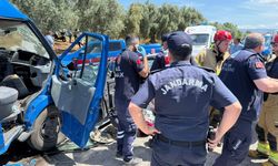 Otomobil jandarma aracıyla çarpıştı, ölü ve yaralılar var