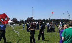 Uçurtma uçurarak engelleri kaldırdılar