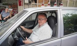 Çayları otomobille taışııyor