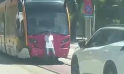 Tramvay arkasında tehlikeli yolculuk