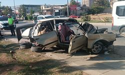 Otomobil parçalandı, servis araçlarına çarptı!
