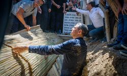 Özgür Özel, Ferdi Zeyrek'i elleriyle kabre indirdi