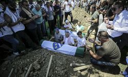 Srebrenitsa'da yer ve gök ağlıyor