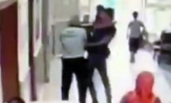Acil servisi bastı, boğazından bıçakladı