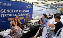 Gençlere Bursa'da üniversite rehberliği yapıyorlar