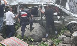 Arap turistleri taşıyan minibüs uçuruma yuvarlandı