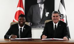 Beşiktaş santraforuna imzayı attırdı
