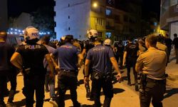 Suç makinasını gözaltına alan polise saldırdılar!