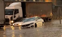 Manisa'da şiddetli yağış, yollar göle döndü