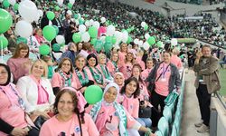 Bursaspor tribünlerinde pembe tişörtlü kadınlar