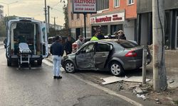 Aşırı hız yaptı, beton direğe çarptı!