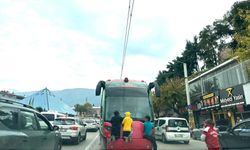 Bursa'da çocukların tramvay oyunu bitmek bilmiyor!