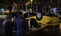 Yol çöktü, taksi ters döndü