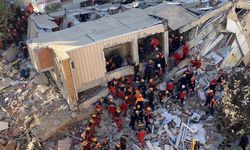 6 katlı bina çöktü, enkaz altında kalanlar var