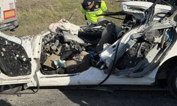 Aşırı hız yaptı, tırın altında can verdi!