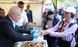 Mustafa Bozbey, Bursa'nın ünlü lezzetini turistlere ikram etti